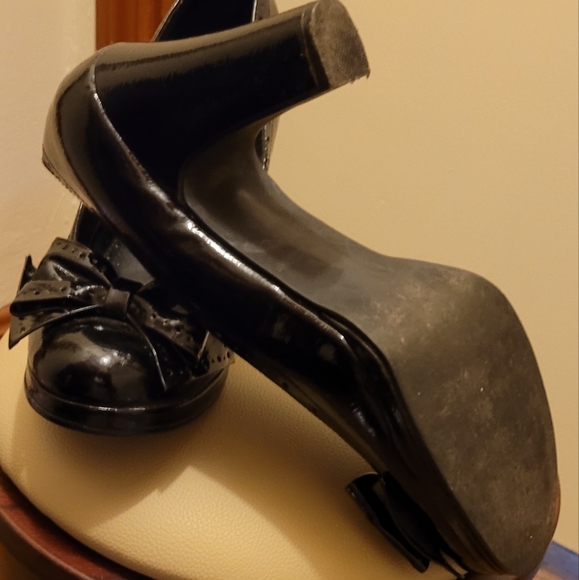 Shoes - Picture 5 of 7